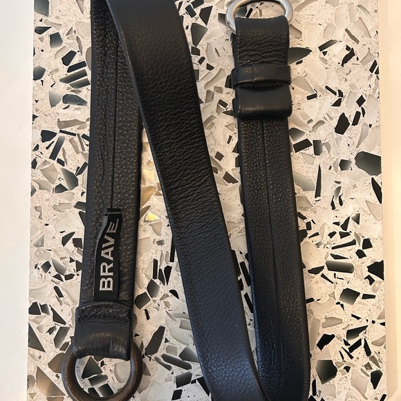 Elegant Black Leather Belt with Gold Buckle - Picture 2 of 3